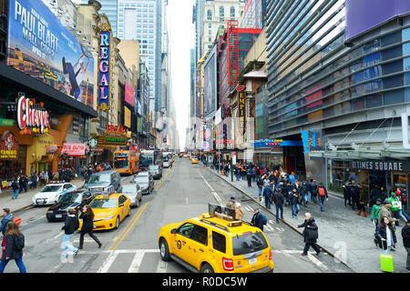 NEW YORK - 16. MÄRZ 2015: Gelbe Taxis und Menschen hetzen auf belebten Straßen von Downtown Manhattan. Taxis mit ihren unverwechselbaren gelben Farbe sind Stockfoto