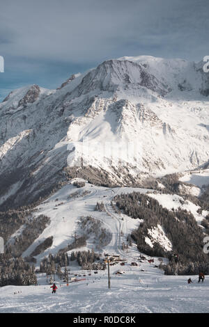 Oben auf verschneite Berge und Wolken. Stockfoto