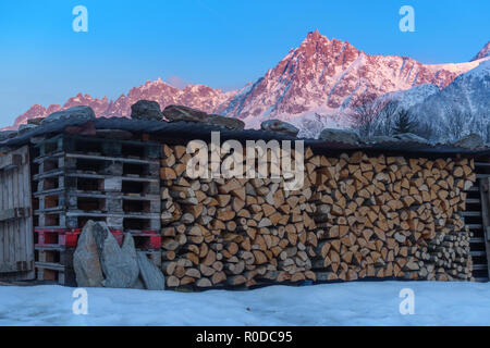 Big Red, Purple Mountain Top auf den Sonnenuntergang und den großen Laden mit Brennholz gefüllt anmelden, Metallbau Stockfoto