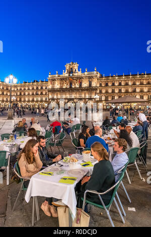 Salamanca, Spanien. Cafés in der Plaza Mayor in der Nacht, Salamanca, Castilla y Leon, Spanien Stockfoto