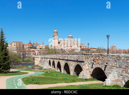 Die Puente Romano (Römische Brücke) und in Richtung der Altstadt und Kathedralen, Salamanca, Castilla y Leon, Spanien Stockfoto
