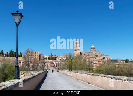 Blick auf die Altstadt und Kathedralen von der Puente Romano (Römische Brücke), Salamanca, Castilla y Leon, Spanien Stockfoto