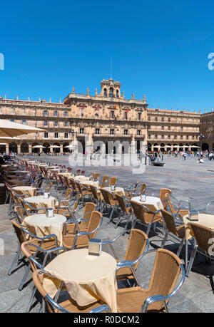 Salamanca, Spanien. Cafés in der Plaza Mayor in Richtung Rathaus (Ayuntamiento), Salamanca, Castilla y Leon, Spanien suchen Stockfoto