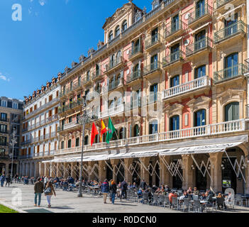 Das Cafe Iruna in der Altstadt (Casco Antiguo), Verfolgen von Ernest Hemingway, Plaza del Castillo, Pamplona, Navarra, Spanien Stockfoto