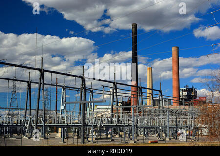 Elektrische Transformatoren mit einer alten Nicht läuft Kraftwerk im Hintergrund Stockfoto