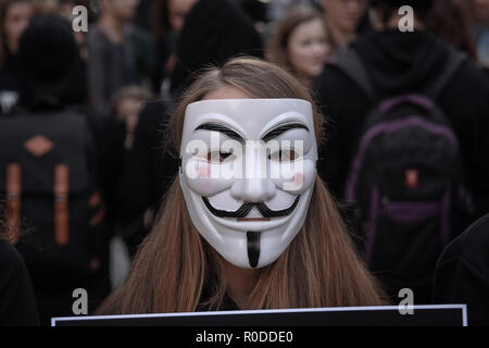 Ein Teilnehmer gesehen steht das Tragen von anonymen Maske während des Protestes. Anonymous ist eine vegane Aktivisten Gruppe tragen schwarze Kleidung, während Sie Laptops und Plakate, wie sie gegen die Ausbeutung der Tiere nachweisen, der Würfel der Wahrheit ist eine ruhige, statische Demonstration ähnlich wie ein Art Performance. Stockfoto