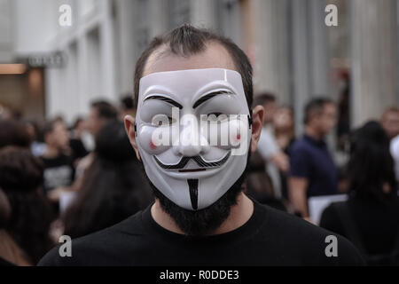 Ein Teilnehmer gesehen steht das Tragen von anonymen Maske während des Protestes. Anonymous ist eine vegane Aktivisten Gruppe tragen schwarze Kleidung, während Sie Laptops und Plakate, wie sie gegen die Ausbeutung der Tiere nachweisen, der Würfel der Wahrheit ist eine ruhige, statische Demonstration ähnlich wie ein Art Performance. Stockfoto