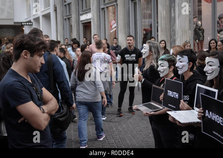 Ein Mann betrachtet ein Video ansehen auf einem der Laptops während des Protestes. Anonymous ist eine vegane Aktivisten Gruppe tragen schwarze Kleidung, während Sie Laptops und Plakate, wie sie gegen die Ausbeutung der Tiere nachweisen, der Würfel der Wahrheit ist eine ruhige, statische Demonstration ähnlich wie ein Art Performance. Stockfoto