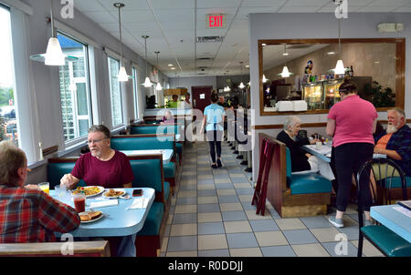 Innerhalb der traditionellen Straßenrand American Dinner mit beiden Stände und Tische mit Stühlen, einem Vorort von Albany, New York, USA Stockfoto