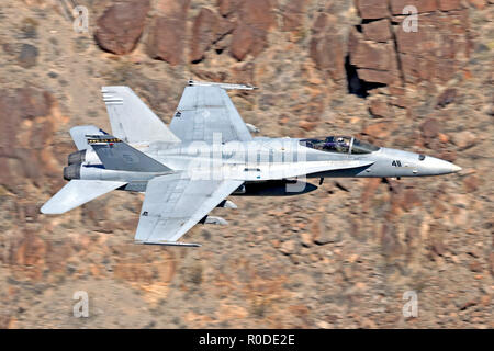 Boeing F/A-18C Hornet, geflogen von der US Marine-Staffel VMFA-323 „Death Rattlers“ von MCAS Miramar, der 2019 durch das Death Valley flog Stockfoto