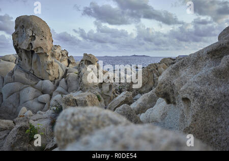 Schönen Klippe an der Südküste von Sardinien, von Granitfelsen durch das Meer und die Elemente gebildet. Stockfoto