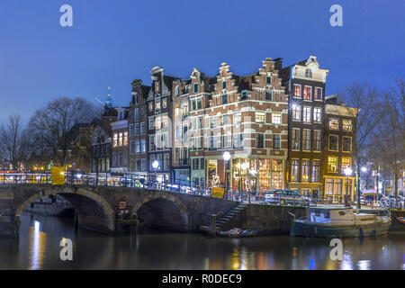 Night Shot von bunten traditionellen Grachtenhäuser an der Ecke der Brouwersgracht und Prinsengracht im Stadtzentrum von UNESCO Weltkulturerbe Ams Stockfoto