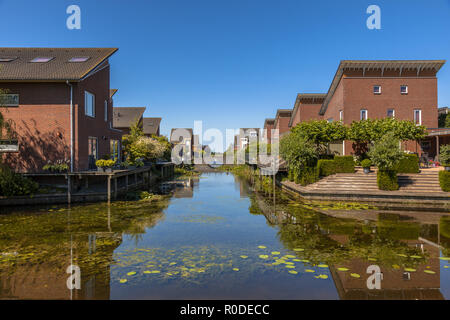 Straße der ökologischen Mittelklasse Familie Häuser am Flussufer in Kloosterveen, Assen Niederlande Stockfoto