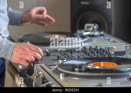 Hände von DJ-Mischpult von Vintage long play Records in seinem Studio zu Hause Stockfoto