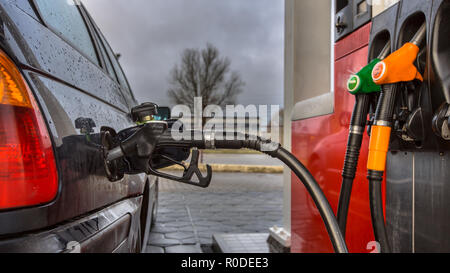 Tankstelle Auto close up tanken an einem verregneten Februar Tag mit dunklen Farben in den Niederlanden Stockfoto