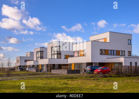 Moderne geometrische Familie Häuser entlang einer grünen moderne Wohn- Vorstadtstraße, Groningen, Niederlande Stockfoto