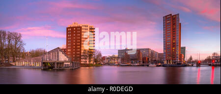 Moderne Gebäude unter einem rosafarbenen Sonnenuntergang Himmel auf der Zuiderhaven Groningen, Niederlande Stockfoto