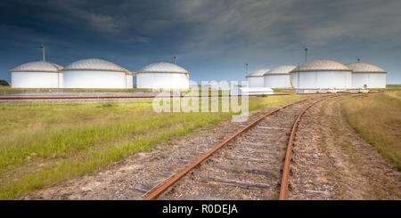 Panorama von einer Eisenbahn, die zu einem riesigen strategischen Kraftstofftank Lagerung teminal in einem großen Hafen in Europa Stockfoto