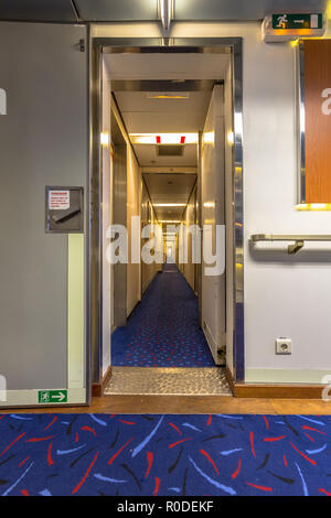 Kreuzfahrtschiff Flur zu den Zimmern rückt in die Ferne führenden Stockfoto