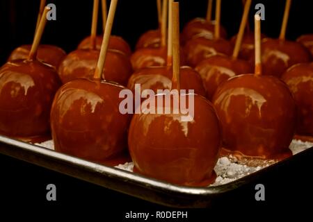 Herbst frisch gepflückt Washington äpfel getaucht in warme Karamell, eine köstliche kulinarische behandeln. In einem Bauernhof in Snohomish, Washington, USA befindet. Stockfoto