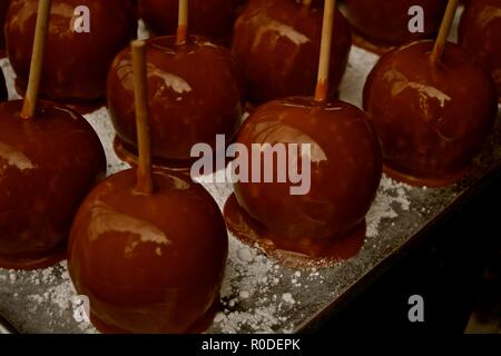 Herbst frisch gepflückt Washington äpfel getaucht in warme Karamell, eine köstliche kulinarische behandeln. In einem Bauernhof in Snohomish, Washington, USA befindet. Stockfoto