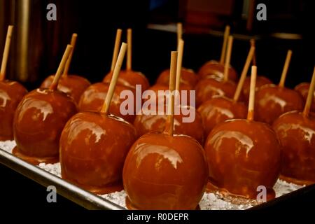 Herbst frisch gepflückt Washington äpfel getaucht in warme Karamell, eine köstliche kulinarische behandeln. In einem Bauernhof in Snohomish, Washington, USA befindet. Stockfoto