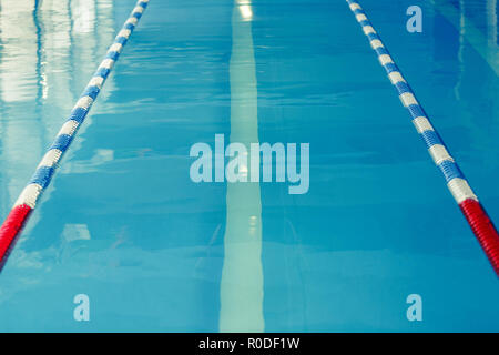 Foto von der Oberseite der Swimmingpool mit blauen und weißen, roten Teilerspitzen Stockfoto