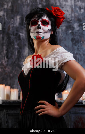 Foto von Zombie girl mit grimmigem Bodypainting auf dem Gesicht Stockfoto