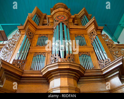 Die hölzerne Kirche Orgel gegen blaue Decke Stockfoto