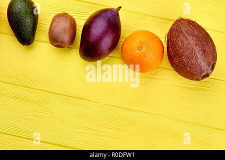 Set aus frischen tropischen Früchten auf Holz- Oberfläche. Stockfoto