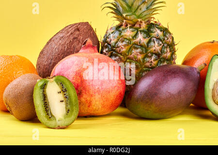 Komposition aus frischen tropischen Früchten. Stockfoto