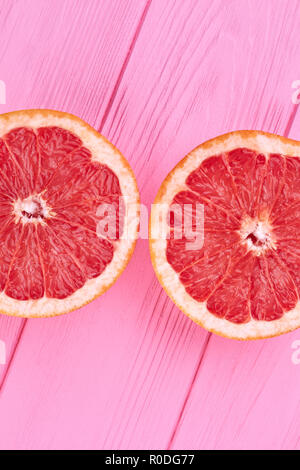 Die beiden Hälften des Juicy Grapefruit, Ansicht von oben. Stockfoto