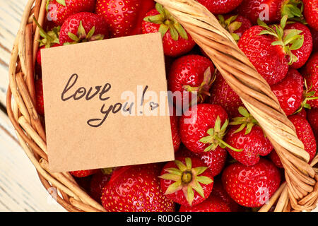 Korb mit Erdbeeren. Stockfoto