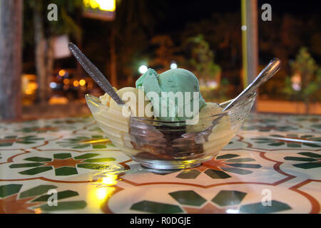 Drei Kugeln Eis in ein Glas Eisbecher Teller mit zwei Löffeln, Luang Prabang, Laos Stockfoto