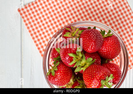 Frische und köstliche Erdbeeren in der Schüssel, Ansicht von oben. Stockfoto