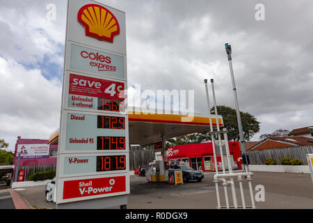 Shell und Coles Express-Tankstelle in Sydney, Australien, mit Kraftstoffpreisen im november 2018 Stockfoto