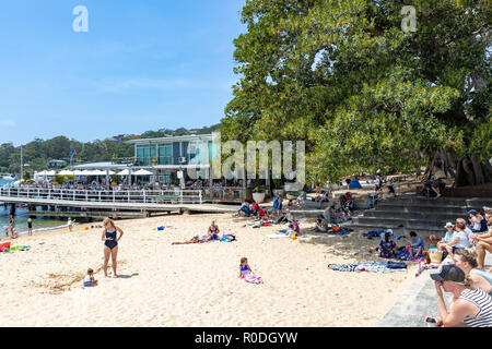 Menschen auf Balmoral Beach in Sydney mit einem warmen Frühlingstag, Sydney, Australien Stockfoto