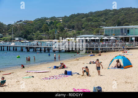 Menschen auf Balmoral Beach in Sydney mit einem warmen Frühlingstag, Sydney, Australien Stockfoto