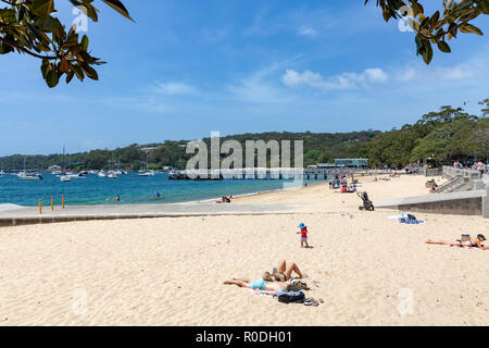 Menschen auf Balmoral Beach in Sydney mit einem warmen Frühlingstag, Sydney, Australien Stockfoto