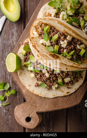 Hausgemachte Hackfleisch Tortilla, frischen Avocado und mozarella Käse delish Essen einfach Kochen, frische ingredience Stockfoto