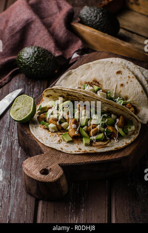 Hausgemachte Hähnchen Schenkel gegrillt, frischer Avocado in Tortilla, delish Essen einfach Kochen, frische ingredience Stockfoto