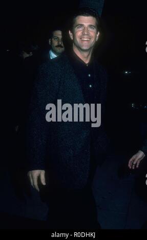 BEVERLY HILLS, Ca - Dezember 10: Schauspieler Mel Gibson nimmt an Warner Bros. Pictures' 'Forever Young' Weltpremiere am 10. Dezember 1992 An der Akademie Theater in Beverly Hills, Kalifornien. Foto von Barry King/Alamy Stock Foto Stockfoto