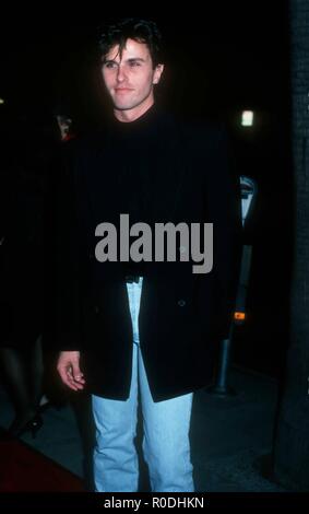 BEVERLY HILLS, Ca - Dezember 10: Schauspieler Rob Youngblood nimmt an Warner Bros. Pictures' 'Forever Young' Weltpremiere am 10. Dezember 1992 An der Akademie Theater in Beverly Hills, Kalifornien. Foto von Barry King/Alamy Stock Foto Stockfoto