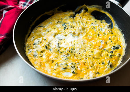 Omelette mit Frischkäse und Schnittlauch in Wanne für das Frühstück. Stockfoto