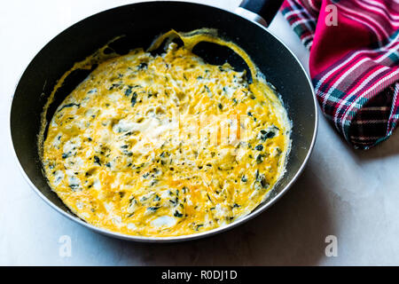Omelette mit Frischkäse und Schnittlauch in Wanne für das Frühstück. Stockfoto