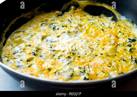 Omelette mit Frischkäse und Schnittlauch in Wanne für das Frühstück. Stockfoto