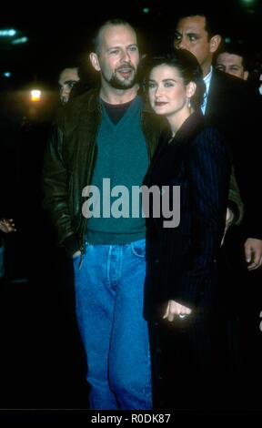 WESTWOOD, CA - 9. Dezember: Schauspieler Bruce Willis und Schauspielerin Demi Moore an Columbia Pictures'' ein Paar gute Männer" Premiere am 9. Dezember 1992 bei Mann Dorf Theater in Westwood, Kalifornien. Foto von Barry King/Alamy Stock Foto Stockfoto