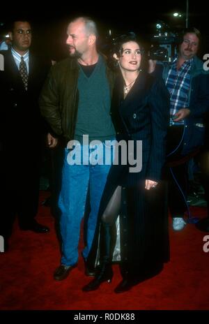 WESTWOOD, CA - 9. Dezember: Schauspieler Bruce Willis und Schauspielerin Demi Moore an Columbia Pictures'' ein Paar gute Männer" Premiere am 9. Dezember 1992 bei Mann Dorf Theater in Westwood, Kalifornien. Foto von Barry King/Alamy Stock Foto Stockfoto