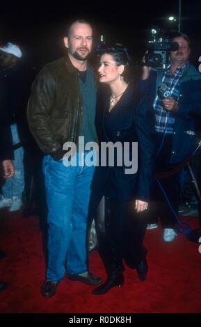 WESTWOOD, CA - 9. Dezember: Schauspieler Bruce Willis und Schauspielerin Demi Moore an Columbia Pictures'' ein Paar gute Männer" Premiere am 9. Dezember 1992 bei Mann Dorf Theater in Westwood, Kalifornien. Foto von Barry King/Alamy Stock Foto Stockfoto