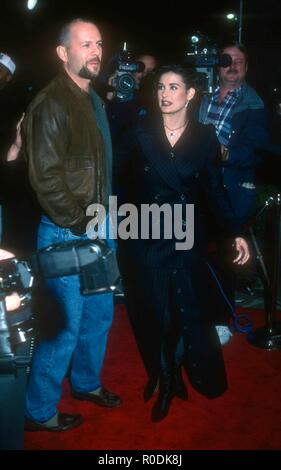 WESTWOOD, CA - 9. Dezember: Schauspieler Bruce Willis und Schauspielerin Demi Moore an Columbia Pictures'' ein Paar gute Männer" Premiere am 9. Dezember 1992 bei Mann Dorf Theater in Westwood, Kalifornien. Foto von Barry King/Alamy Stock Foto Stockfoto